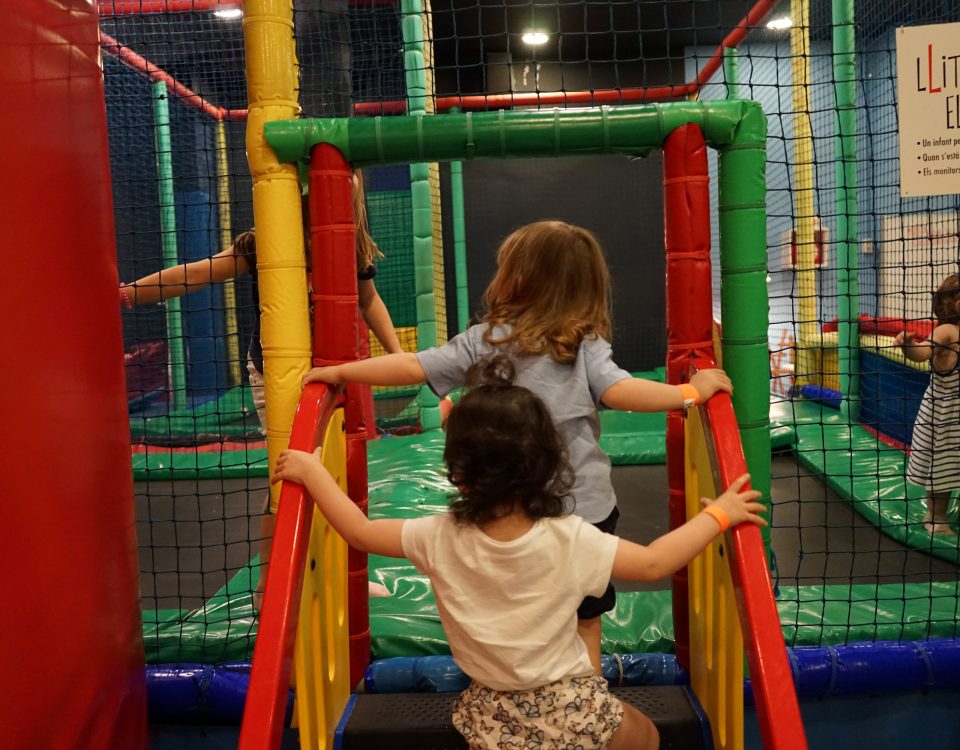 Plou a Barcelona? Descobreix el millor pla amb nens de 3 a 12 anys: parc infantil d’interior, joc actiu i diversió assegurada.